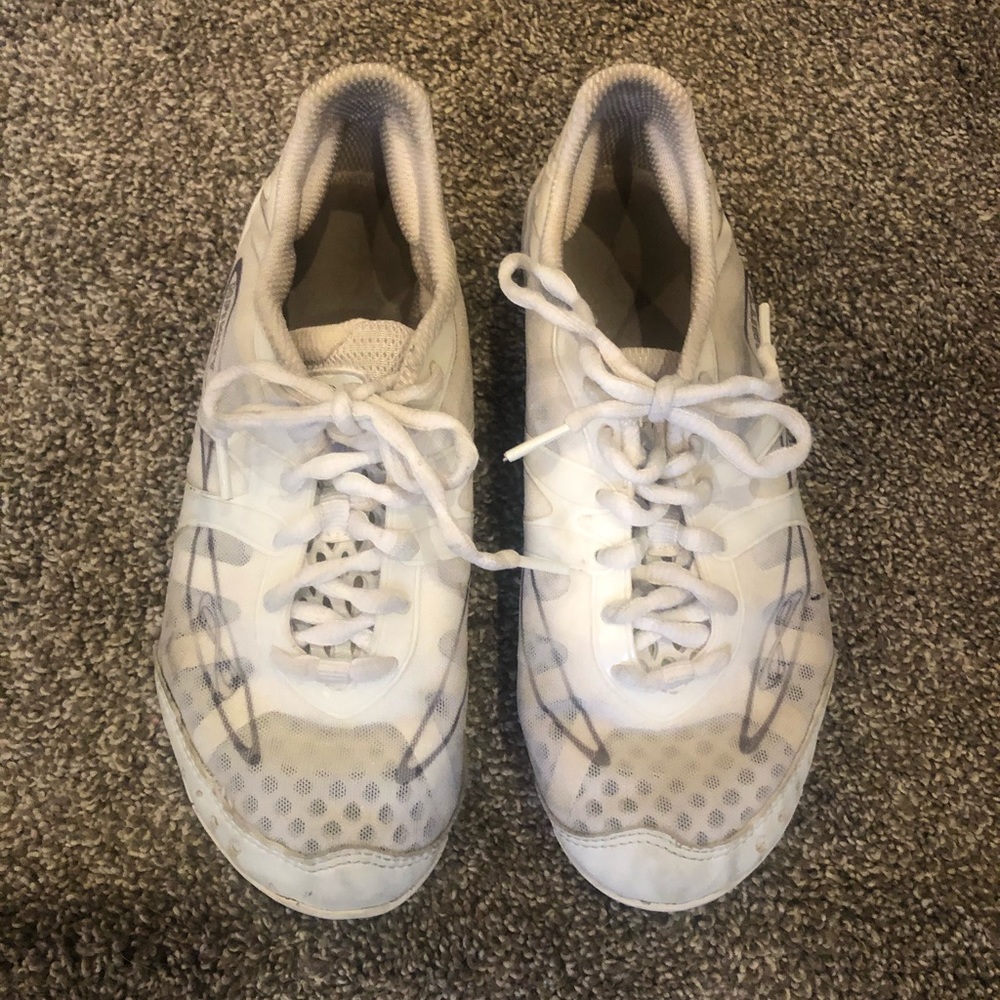 Nifinity cheer shoes